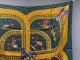 une écharpe verte et jaune sur laquelle est représenté un dragon