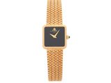 gros plan d'une montre-bracelet en or sur fond blanc