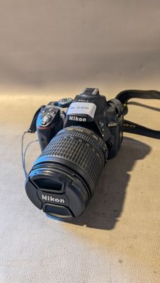 Appareil photo reflex numérique Nikon DX1 avec objectif 18-55 mm