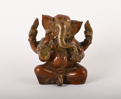 statue d'un éléphant tenant une fleur dans sa patte droite
