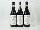 trois bouteilles de vin posées sur une table blanche