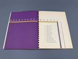 un gros plan sur un livre violet sur lequel figurent plein de mots