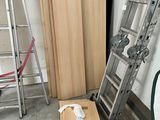 de nombreux morceaux de bois et une échelle dans une pièce