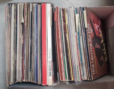 une boîte remplie de CD posée par terre