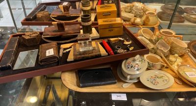 de nombreux types de poteries exposées dans une vitrine