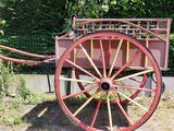 un chariot rouge posé dans l'herbe