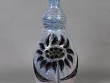 un vase contenant une fleur, posé sur une table