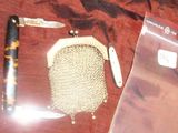 un couteau, un sac en filet et un couteau de poche posés sur une table