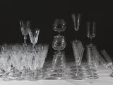 beaucoup de verres à vin vides sur la table
