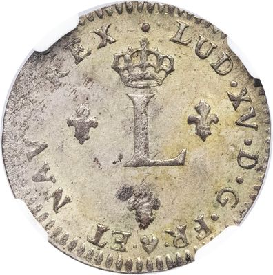 Gros plan sur une pièce de monnaie ornée d'une couronne