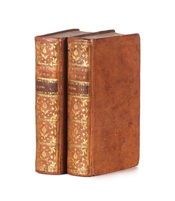 deux vieux livres posés l'un sur l'autre sur une surface blanche