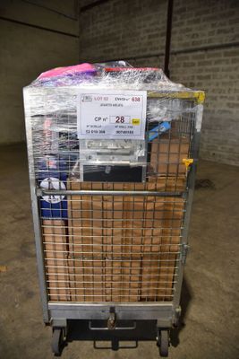 un chariot sur lequel sont posés de nombreux cartons