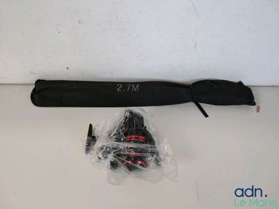 un parapluie noir et une paire de ciseaux posés sur une table