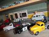 de nombreuses petites voitures posées sur une étagère