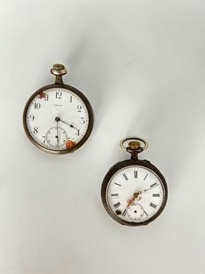 paire de montres de poche anciennes avec chiffres romains et chiffres romains