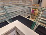 une vitrine en verre au milieu d'un immeuble