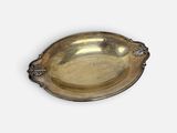 une assiette en argent antique sur fond blanc avec un fond blanc