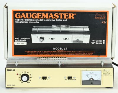 un ancien modèle de Gaugemaster dont le boîtier est ouvert