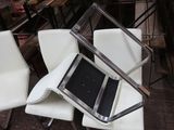 deux chaises et une table sur laquelle est posé un ordinateur portable