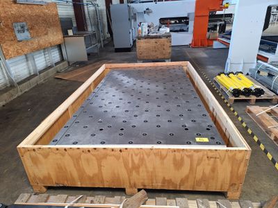 un lit en bois dans un entrepôt rempli de cartons