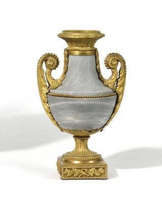 two vases that are sitting side by side