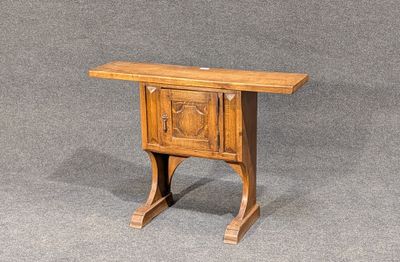 une petite table en bois avec un tiroir