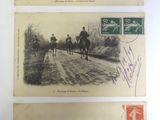 trois anciennes cartes postales représentant des personnes à cheval sur un chemin de terre