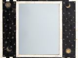 miroir en mosaïque noir et blanc orné d'étoiles, d'une lune et de croissants de lune