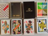 tout un tas de cartes à jouer posées sur une table