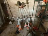 de nombreux outils posés sur le sol de la pièce