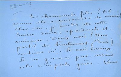 un morceau de papier bleu sur lequel est écrit à la main un poème