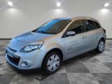 la petite voiture argentée est garée dans le garage sur un sol en damier