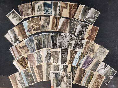beaucoup de vieilles photos de personnes posées sur une table