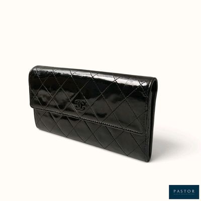 Portefeuille long Chanel en cuir d'agneau matelassé noir