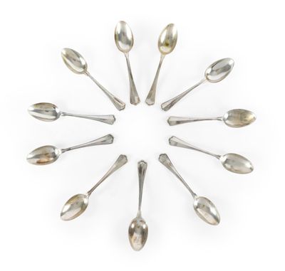six cuillères disposées en cercle sur une surface blanche