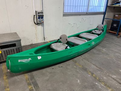 un canoë vert qui se trouve dans le garage