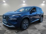 un SUV Nissan bleu garé dans une pièce au sol à carreaux