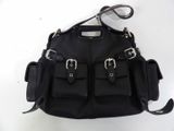 sac à main en cuir avec plusieurs poches et des boucles métalliques, sur fond blanc