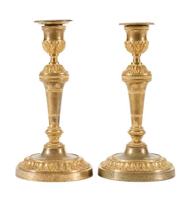 paire de chandeliers anciens en laiton sur piédestal sur fond blanc