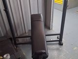 une photo d'un équipement de musculation installé dans un garage