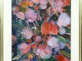 tableau représentant un bouquet de fleurs dans un cadre doré sur fond bleu