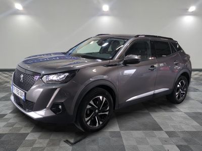 le SUV gris est garé sur le sol en damier d'un garage
