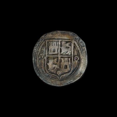 Gros plan sur une pièce de monnaie portant des armoiries