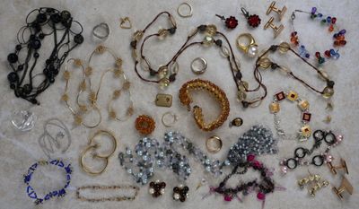 de nombreux types de bijoux sur la table