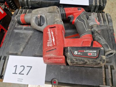 une perceuse sans fil et un marteau perforateur sans fil exposés