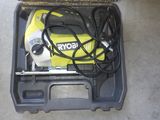 une boîte jaune et noire avec un ventilateur jaune et noir