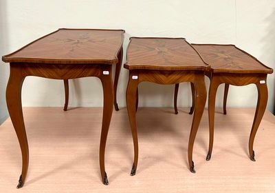 Suite de trois tables gigognes en placage de bois de rose à …