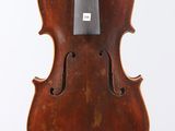 un vieux violon avec un archet accroché à son dos