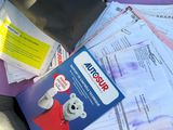 une pile de courrier posée sur la banquette arrière d'une voiture