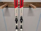 une paire de skis et une paire de skis accrochée au mur